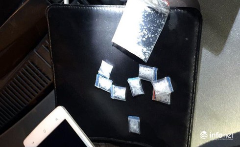 Mang ma túy trong người còn bắt lái xe taxi dừng lại để... xem chốt 141 - ảnh 1