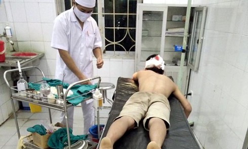 Nhóm côn đồ vô cớ chém dã man một thanh niên đang dọn chỗ bán trà đá - ảnh 2