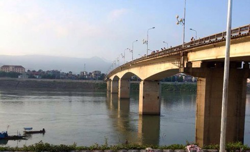 Nghi án người đàn ông bị truy sát nhảy xuống sông Đà mất tích - ảnh 2