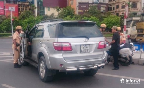 CSGT Thủ đô mạnh tay với xe ô gắn phù hiệu công an, báo chí - ảnh 2