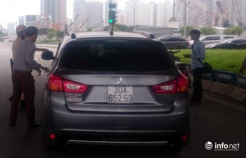 CSGT Thủ đô mạnh tay với xe ô gắn phù hiệu công an, báo chí - ảnh 3