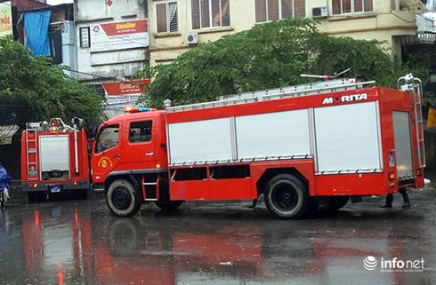 Hà Nội: Cháy cột điện dữ dội trong cơn mưa lớn - ảnh 2