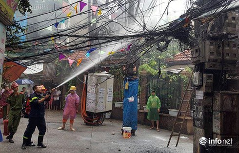 Hà Nội: Cháy cột điện dữ dội trong cơn mưa lớn - ảnh 1