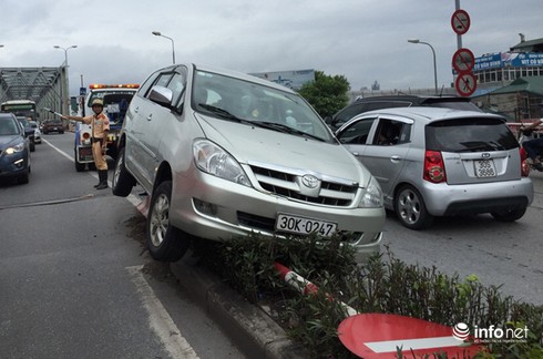 Say rượu lao thẳng ô tô lên dải phân cách khu vực cầu Chương Dương - ảnh 1