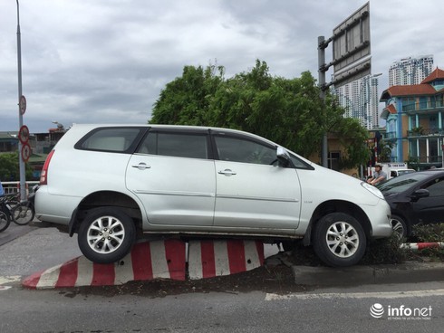Say rượu lao thẳng ô tô lên dải phân cách khu vực cầu Chương Dương - ảnh 2