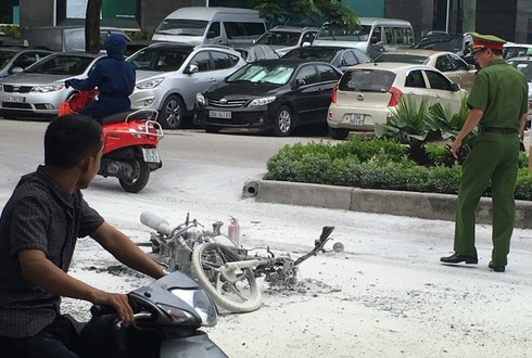 Va chạm với taxi, một xe máy cháy trơ khung - ảnh 2