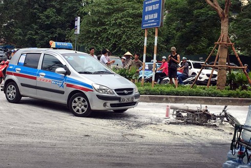 Va chạm với taxi, một xe máy cháy trơ khung - ảnh 1
