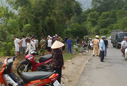 Xe tải đâm xe Airblade khiến 3 người trong một gia đình thương vong - ảnh 1