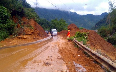 Thông xe quốc lộ 6 sau nửa ngày bị tê liệt do sạt lở đất - ảnh 2