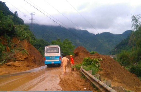 Thông xe quốc lộ 6 sau nửa ngày bị tê liệt do sạt lở đất - ảnh 1