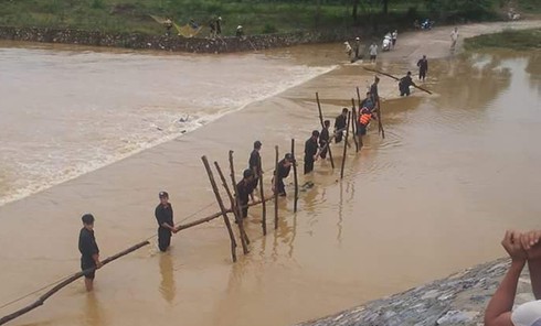 Khẩn trương tìm kiếm 2 người đàn ông bị nước cuốn - ảnh 2