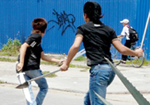 Uống rượu say, về vác dao sang chém hàng xóm - ảnh 1