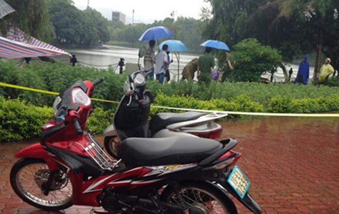 Người phụ nữ bỏ lại xe máy, đôi dép nhảy xuống hồ tự tử - ảnh 2