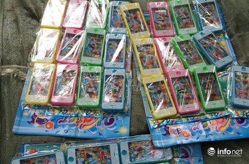 Hàng loạt xe tải chở đồ chơi trung thu trẻ em bị CSGT bắt giữa Thủ đô - ảnh 2