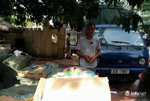 Hàng loạt xe tải chở đồ chơi trung thu trẻ em bị CSGT bắt giữa Thủ đô - ảnh 1