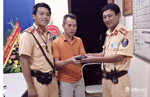 CSGT trả chiếc ví có hơn 20 triệu đồng cho người mất - ảnh 2