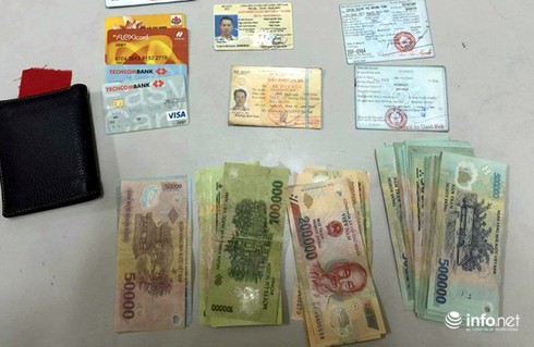 CSGT trả chiếc ví có hơn 20 triệu đồng cho người mất - ảnh 1
