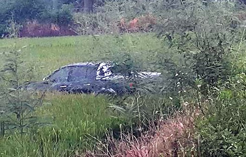 Ô tô đâm vào xe máy rồi bay xuống ruộng, 1 người tử vong - ảnh 1