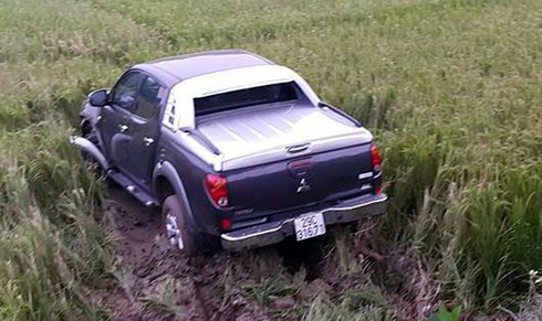 Ô tô đâm vào xe máy rồi bay xuống ruộng, 1 người tử vong - ảnh 2