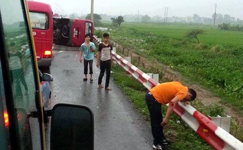 Xe khách lật nhào trên cao tốc Pháp Vân – Cầu Giẽ, 9 người thương vong - ảnh 1