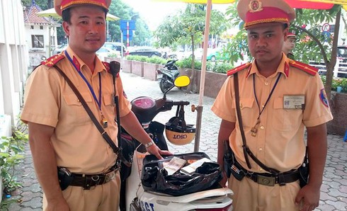 CSGT Hà Nội trả lại 70 triệu đồng cho người đánh rơi - ảnh 1