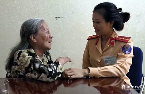 Hà Nội: Cụ già và cháu bé bị lạc được CSGT tìm đưa về nhà - ảnh 2