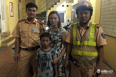 Hà Nội: Cụ già và cháu bé bị lạc được CSGT tìm đưa về nhà - ảnh 1