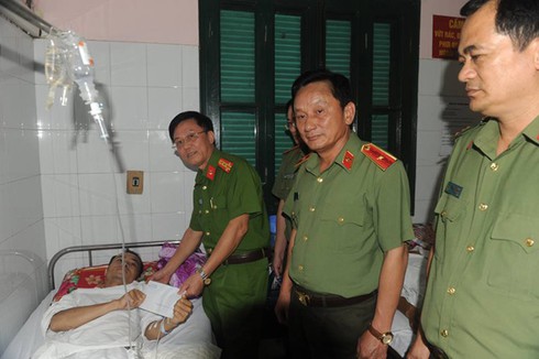Trung úy công an bị trùm ma túy bắn 2 viên đạn AK - ảnh 1