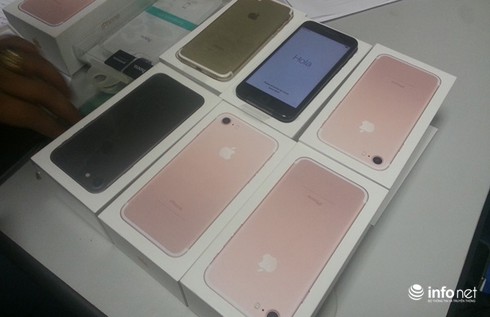 Nam thanh niên mang 8 chiếc điện thoại iPhone 7 bị cảnh sát bắt giữ - ảnh 2
