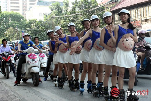 Phạt 2 triệu đồng Kids Plaza vì cho các cô gái giả bà bầu trượt patin trên phố - ảnh 1