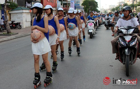 Phạt 2 triệu đồng Kids Plaza vì cho các cô gái giả bà bầu trượt patin trên phố - ảnh 3