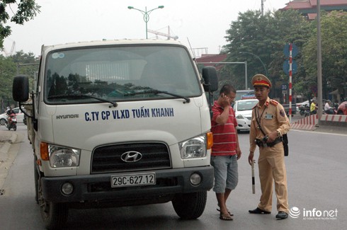 Gặp CSGT, lái xe tải chở vật liệu xây dựng rút điện thoại “cầu cứu” vẫn bị phạt - ảnh 11