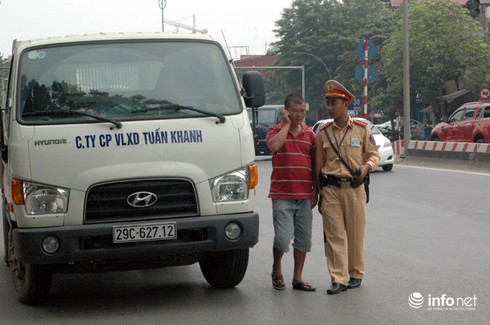 Gặp CSGT, lái xe tải chở vật liệu xây dựng rút điện thoại “cầu cứu” vẫn bị phạt - ảnh 6