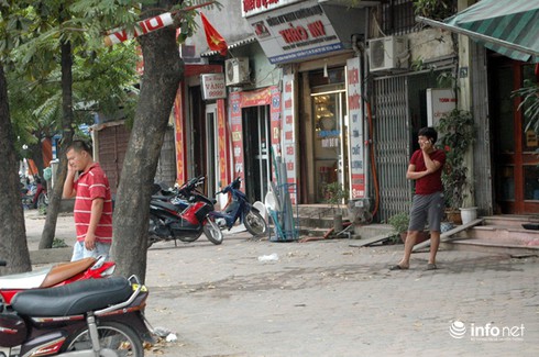 Gặp CSGT, lái xe tải chở vật liệu xây dựng rút điện thoại “cầu cứu” vẫn bị phạt - ảnh 8