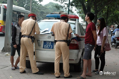 Gặp CSGT, lái xe tải chở vật liệu xây dựng rút điện thoại “cầu cứu” vẫn bị phạt - ảnh 9
