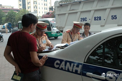 Gặp CSGT, lái xe tải chở vật liệu xây dựng rút điện thoại “cầu cứu” vẫn bị phạt - ảnh 10