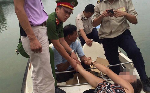 Nữ du khách nước ngoài bơi ra Tháp Rùa múa hát bất thường - ảnh 1