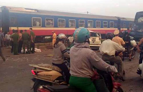 Vụ xe ô tô bị tàu hỏa đâm: Không có nhân viên đứng chốt gác chắn - ảnh 2