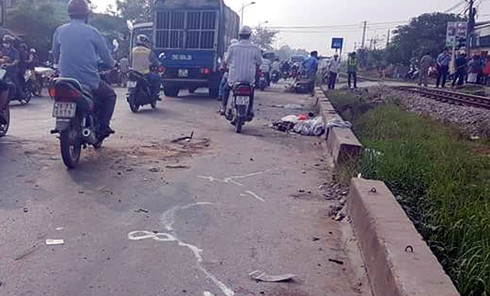 Vụ xe ô tô bị tàu hỏa đâm: Không có nhân viên đứng chốt gác chắn - ảnh 1