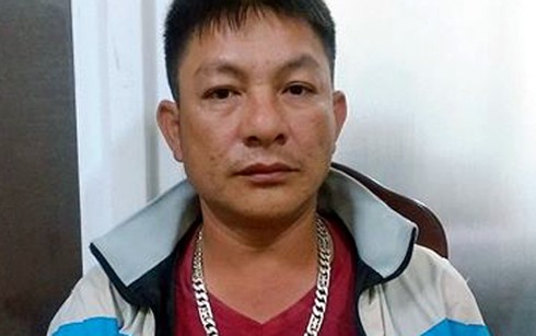 Người đàn ông đánh bạc trốn lệnh truy nã đã ra công an đầu thú - ảnh 1