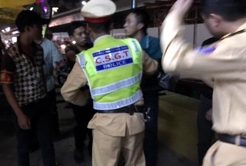 Bị dừng xe, nam thanh niên tấn công CSHS ngay tại chốt 141 - ảnh 1