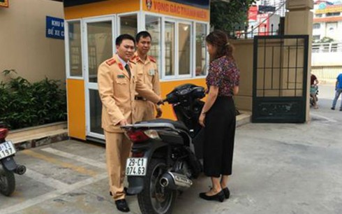 CSGT trả lại xe SH cho người phụ nữ