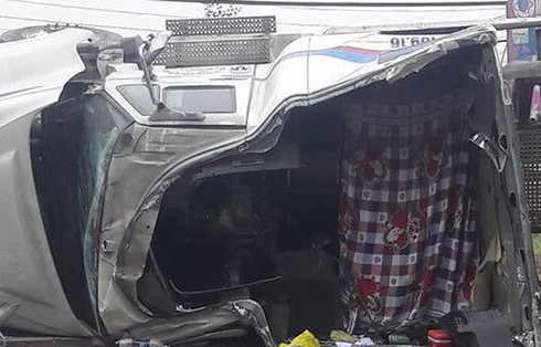 Xe ô tô “cắm đầu” vào xe container, 4 người thương vong - ảnh 2