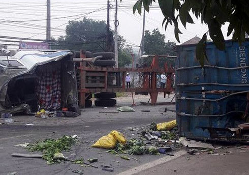 Xe ô tô “cắm đầu” vào xe container, 4 người thương vong - ảnh 1