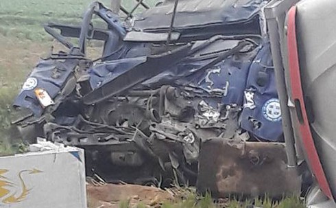 Xe ô tô “cắm đầu” vào xe container, 4 người thương vong - ảnh 3