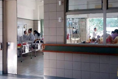 Giải cứu con tin, Trưởng công an phường bị đâm trúng cổ - ảnh 1