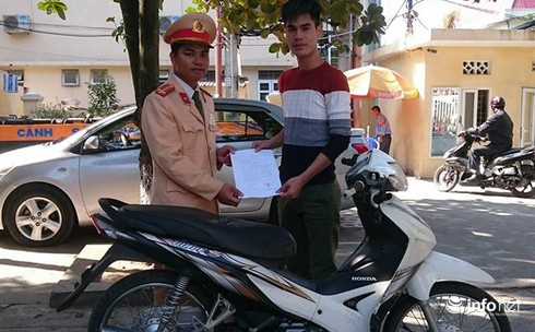 Tìm lại được xe máy bị mất cắp, người thanh niên vui mừng cảm ơn CSGT - ảnh 1