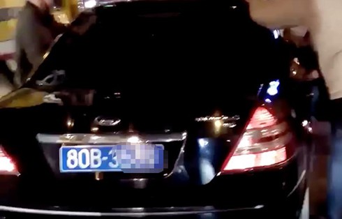 Người dân Hà Nội truy đuổi xe ô tô gây tai nạn rồi bỏ chạy - ảnh 1