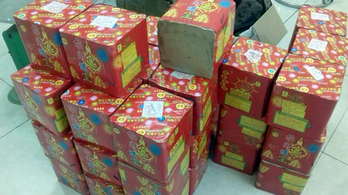 Nam thanh niên mua pháo về bán kiếm lời bị công an bắt - ảnh 2