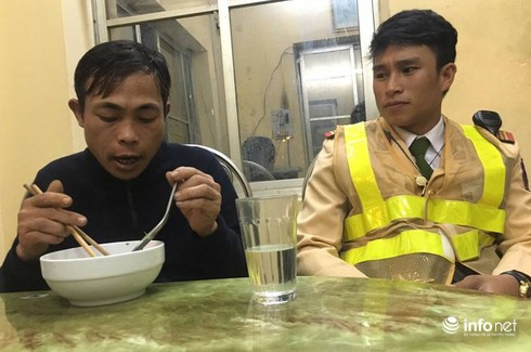 Phu hồ bị chủ bỏ đói, quỵt tiền được CSGT Thủ đô giúp đỡ đưa về nhà - ảnh 1